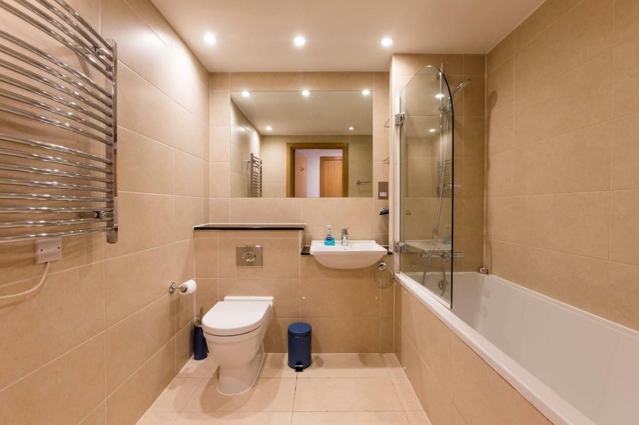 Modern 2 Bed 2 Bath Hyde Park Apartment
