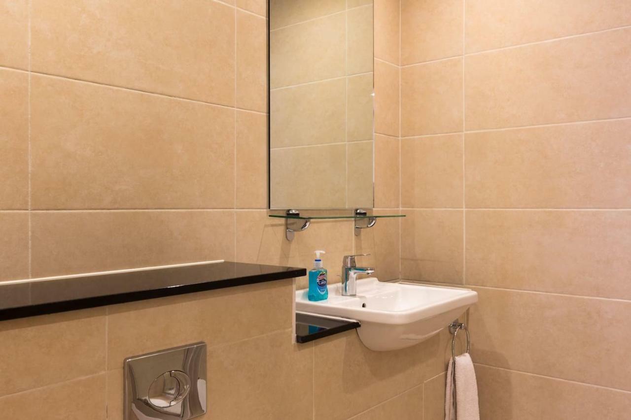 Modern 2 Bed 2 Bath Hyde Park Apartment *