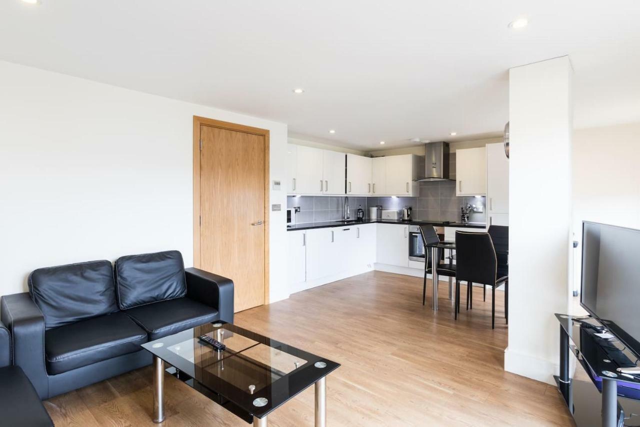 Modern 2 Bed 2 Bath Hyde Park Apartment *