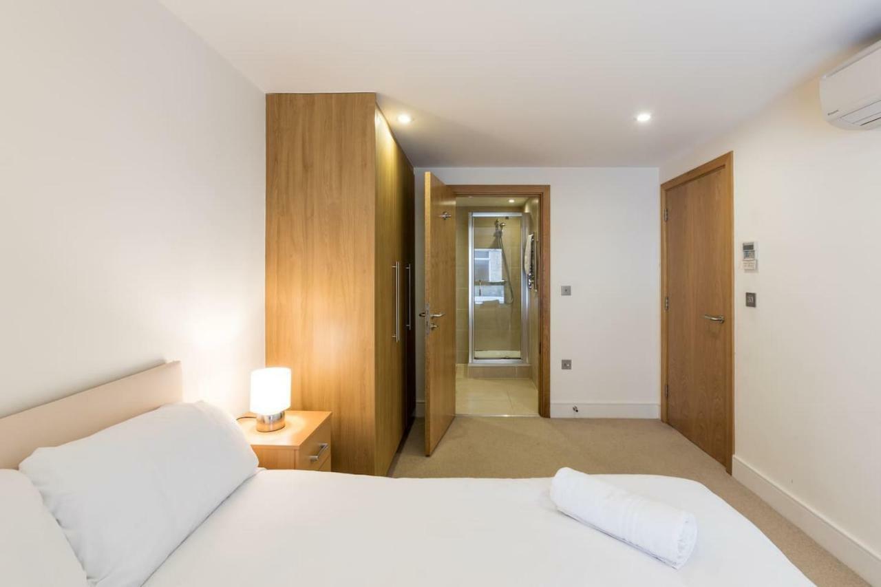 Modern 2 Bed 2 Bath Hyde Park Apartment