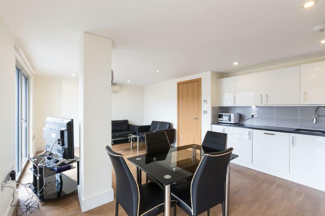 Modern 2 Bed 2 Bath Hyde Park Apartment *