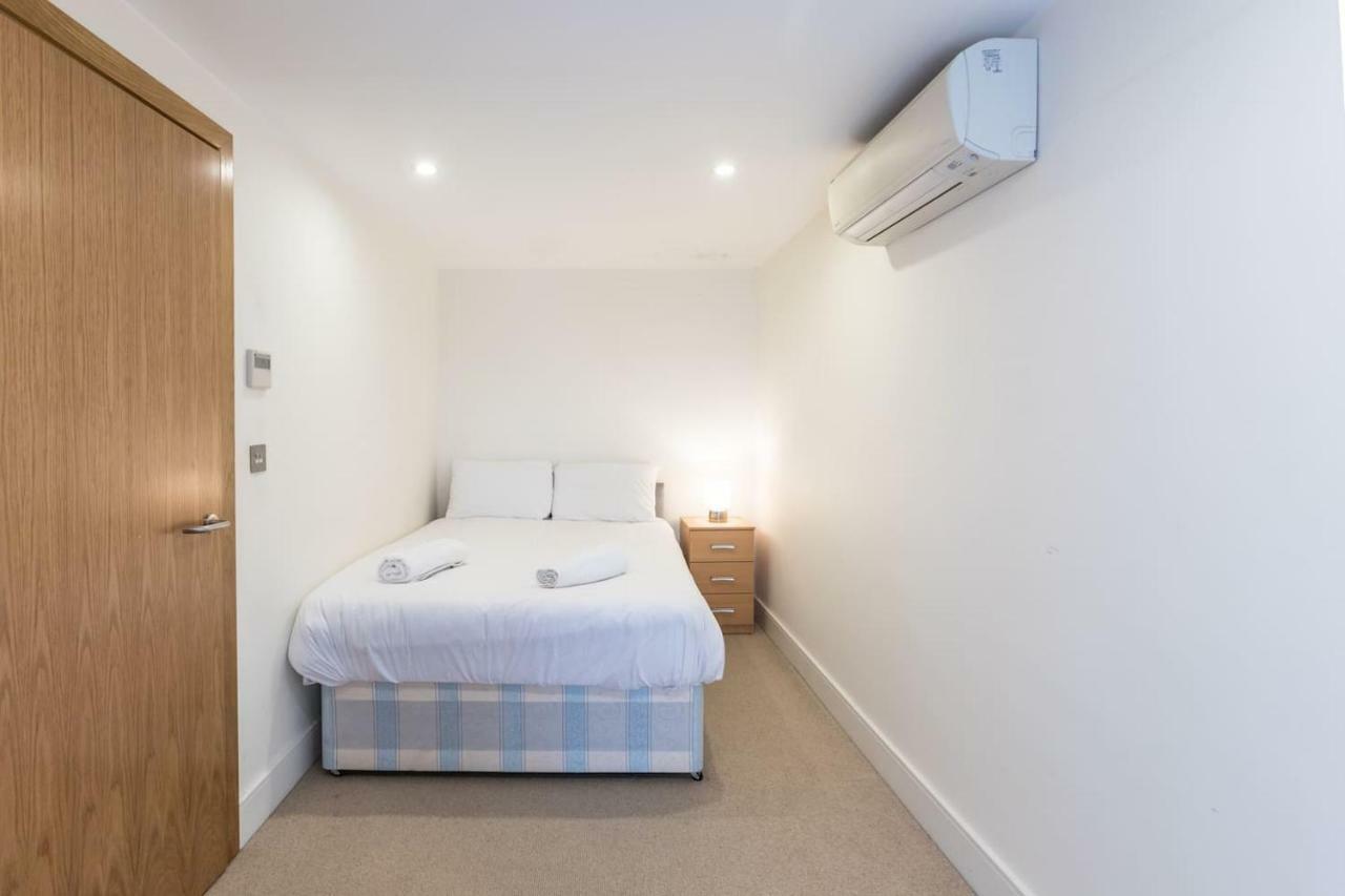 Modern 2 Bed 2 Bath Hyde Park Apartment