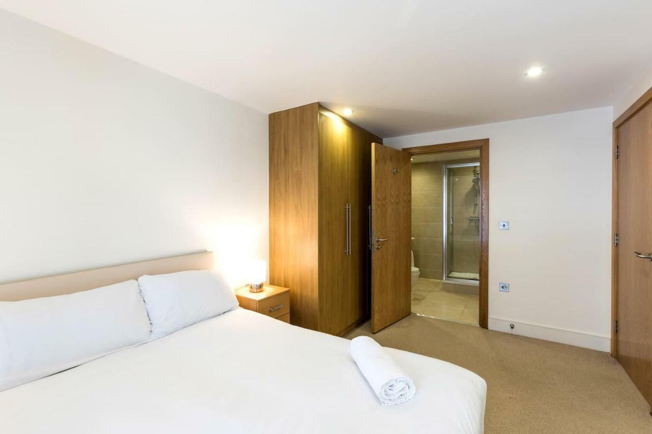 Modern 2 Bed 2 Bath Hyde Park