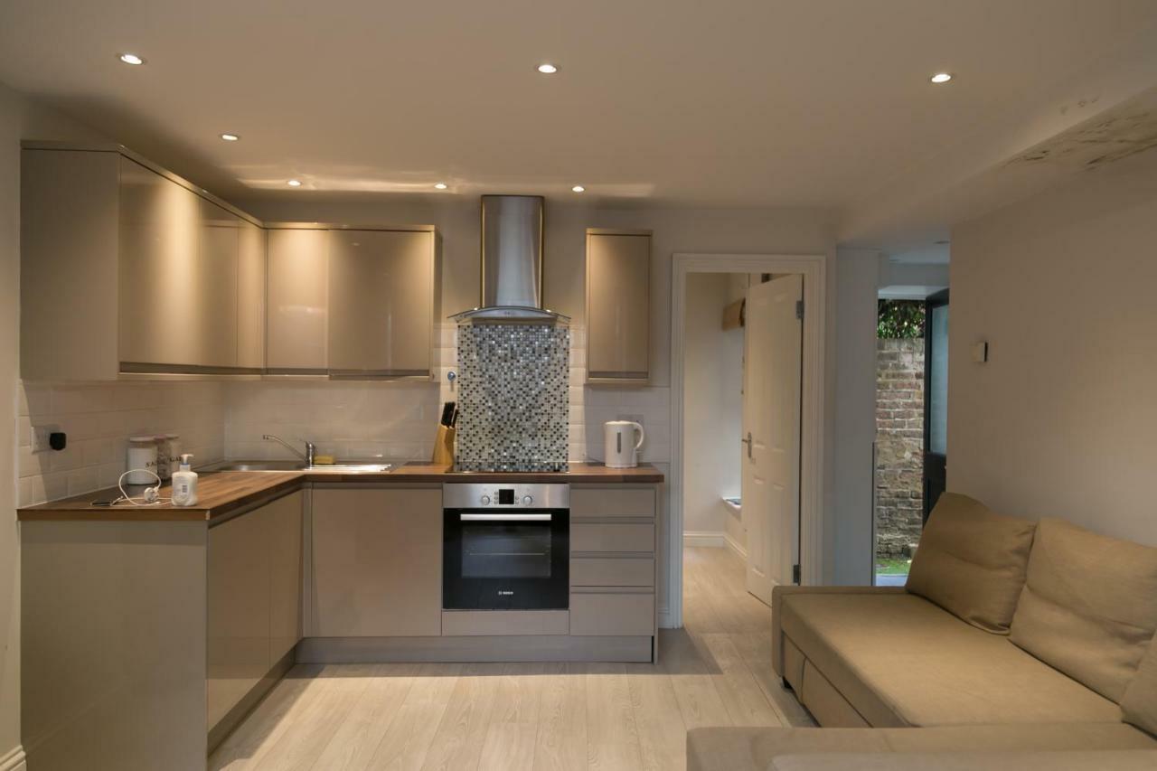Modern Basement Flat With Garden Lägenhet
