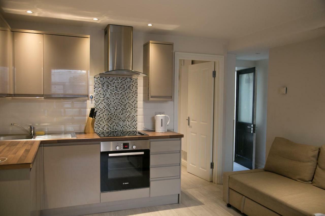 Modern Basement Flat With Garden Lägenhet