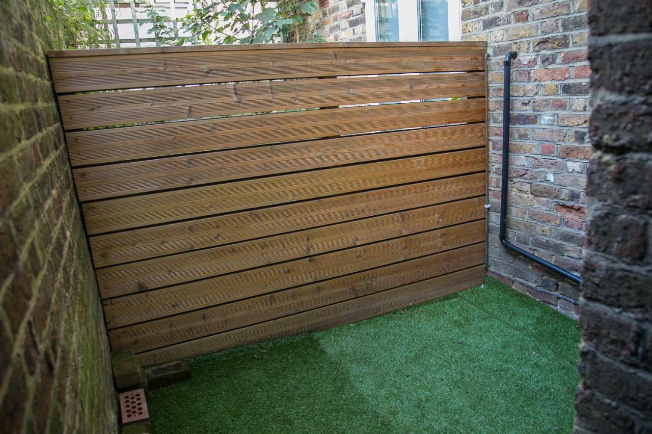 Lägenhet Modern Basement Flat With Garden London