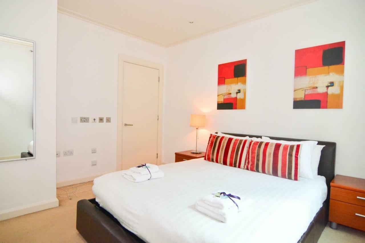 Canary Wharf - Corporate Riverside * London