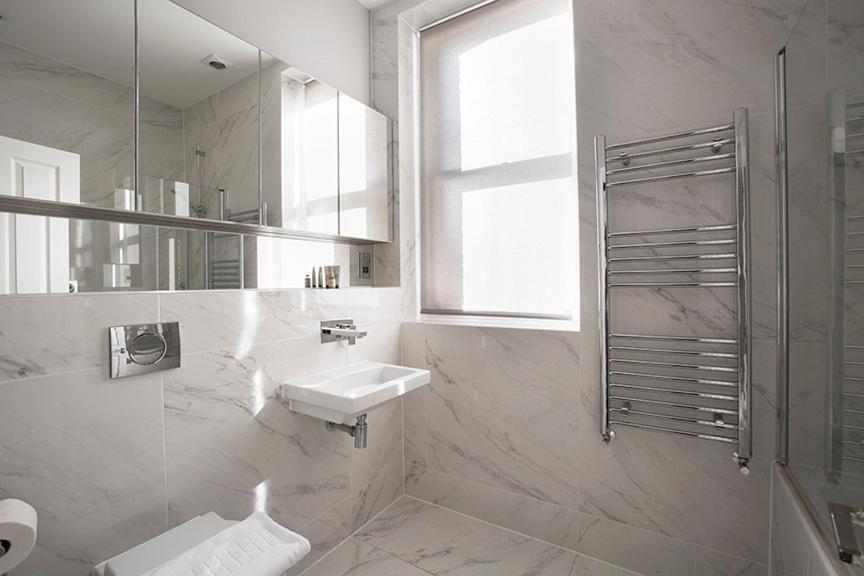 Ealing Apartment *