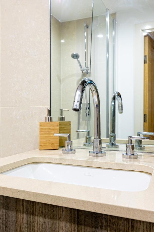 Riverside Balcony Apartments, 10 Minutes From Oxford Circus Apartment *