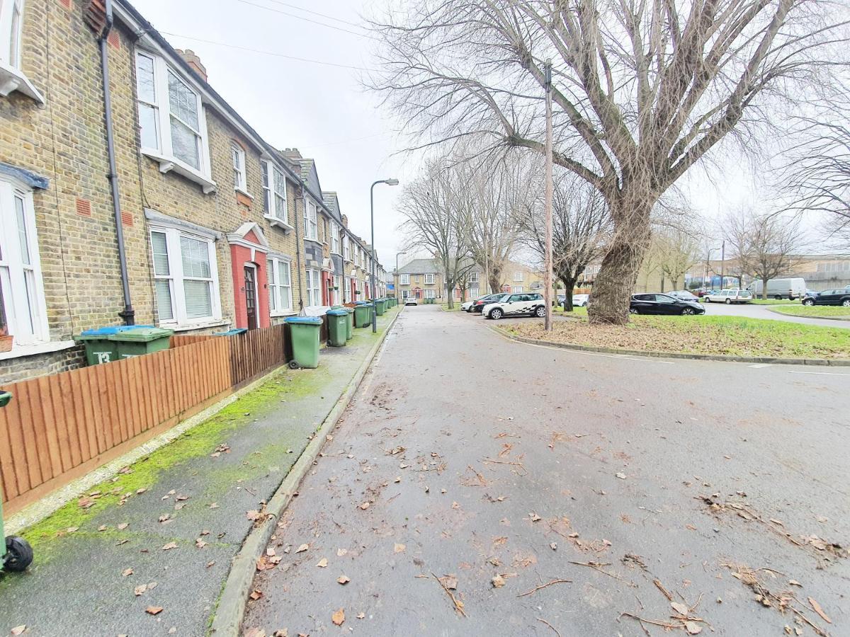 Beautiful Two Bedroom Near O2 Arena *