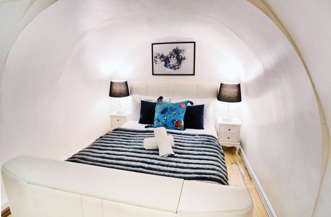 Sophia's 11rooms Piccadilly Circus St Townhouse London