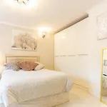 Modern Apartment Close To Central London