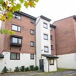 Modern Apartment Close To Central London