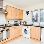 Modern And Spacious Central 1 Bedroom Apartment With Balcony