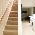 Modern Split Level Flat In Croydon