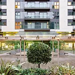 Peaceful Modern 2 Bedroom Flat With Water Views