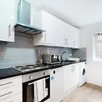 Modern split level 1 bedroom flat in Aldgate