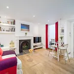 Stylish Flat With Private Yard In Shepherd Bush