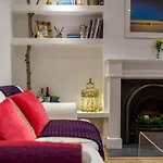 Stylish Flat With Private Yard In Shepherd Bush
