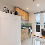 Modern Studio Flat With Balcony On The King\'S Road In Chelsea, London