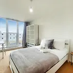 Free Parking - Two Bed Apartment By London Docklands