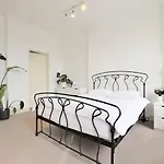 Walk To London Bridge En Suite Apartment With Kitchen