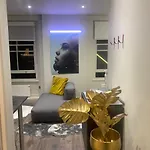 New Luxury Cyberpunk 1Bed Studio Serviced Apartment Notting Hill London Free Wifi & Netflix Central Location Perfect For Solo & Coupled Guests
