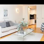 London Luxury 1 Bedroom Apartment Minutes Walk From Canary Wharf