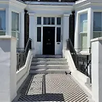 Stylish 3-Bedroom Flat In Kensington
