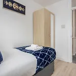 Carlile House - 5 Bedroom, Sleeps 8, Free Parking, 2 Bathrooms By Damask Homes