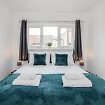 Carlile House - 5 Bedroom, Sleeps 8, Free Parking, 2 Bathrooms By Damask Homes