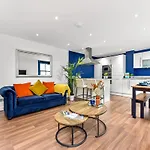 Spacious Cosy 2 Bed Flat, Central London