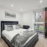 Free Parking - Stylish Three Bedroom Apartment By London Excel