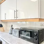 Last-Minute Offers L Exclusive Deals On 2 Double Bedrooms - Weekly & Monthly Stay - Sleeps 6 Lhofin Stays Short Lets & Serviced Accommodation