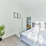 Amazing 1-Bed Flat 20 Mins Into London Victoria