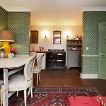 2 Bed Garden Apartment In Notting Hill