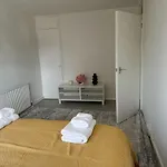 Cheerful Double Room For Single Use
