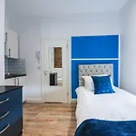 3Beds / 3Baths Close To Portobello Road