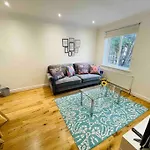 Modern Cosy House /Free Parking For Two Cars/ 3 Minutes Walk To The Underground