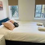 Modern Cosy House /Free Parking For Two Cars/ 3 Minutes Walk To The Underground