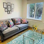 Modern Cosy House /Free Parking For Two Cars/ 3 Minutes Walk To The Underground