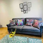 Modern Cosy House /Free Parking For Two Cars/ 3 Minutes Walk To The Underground