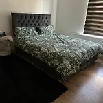 Huge Room By London Bridge - King Sized Bed