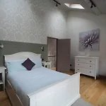 Cheerful 2 Bed Home With Terrace In Central Camden