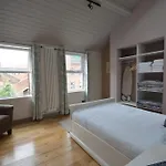 Cheerful 2 Bed Home With Terrace In Central Camden