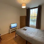 Entire 2 Bed Flat 10 Mins To Central London