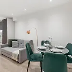 Spacious Luxury Apartment King Bed - Central Location