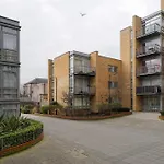 Beautiful 1 Bed Apartment With Living Room