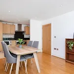 Compact 2 Bed Good Transport Links