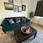 Modern Apartment - Accommodates 6 - Private Parking - 15Min To London Bridge, London Eye And Charing Cross